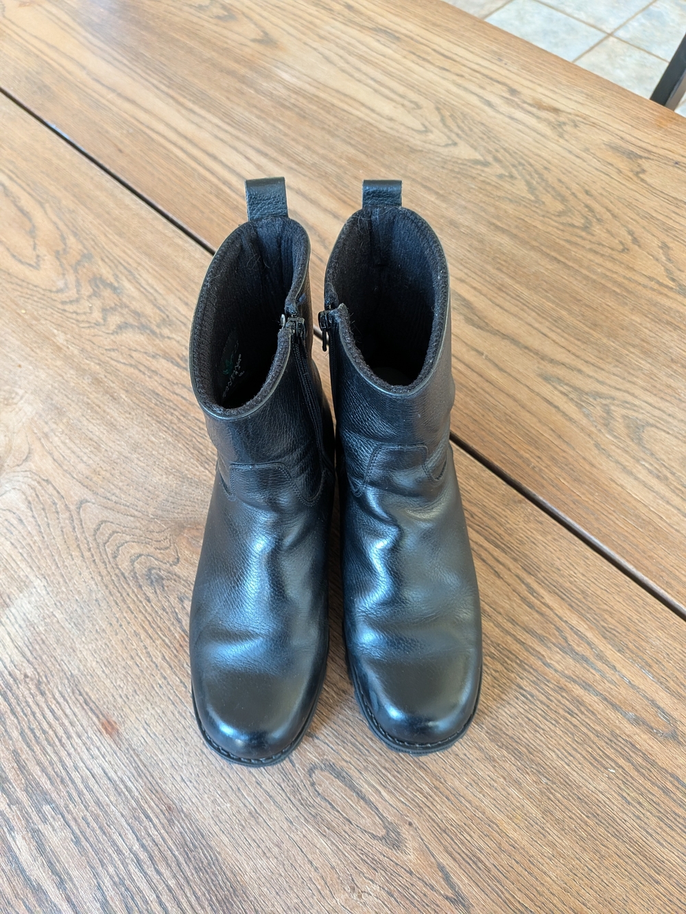 Santana Canada Women's Black Healed  Boots Size 41 Zip Closure